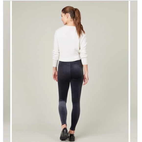Spanx Velvet Leggings in Classic Navy Size Medium - Picture 2 of 9